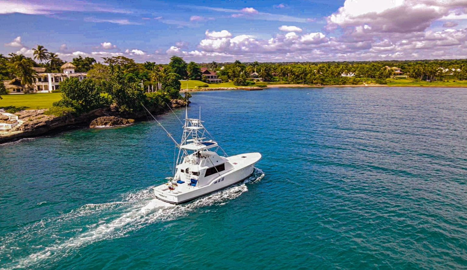 Fishing boat into an harbour
